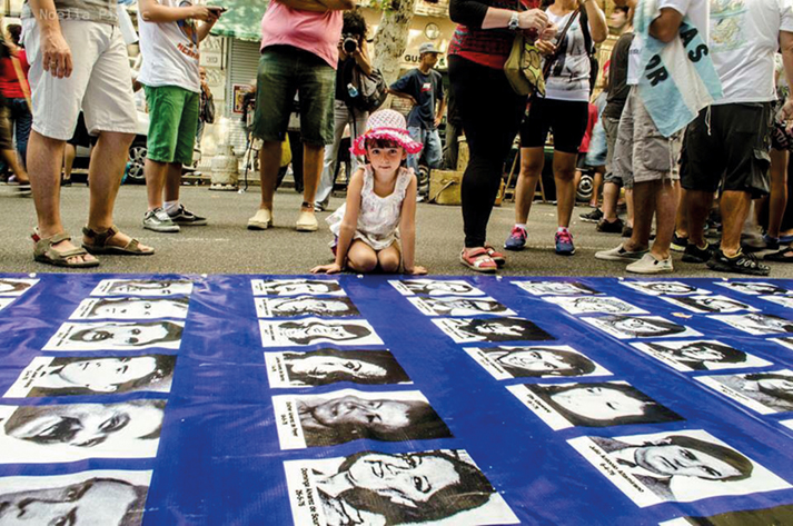 Una multitú recordó a los desapaecíos a cuarenta años del golpe militar. Semeya / Noelia Pirsic.