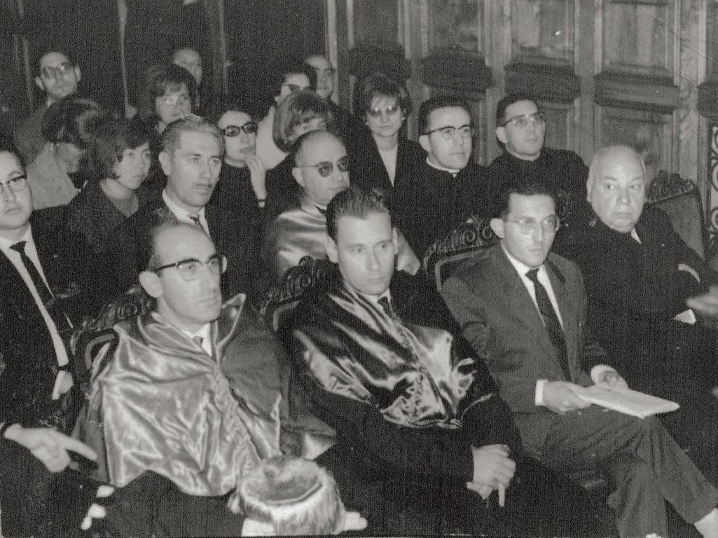 Durante un acto en la Universidad de Oviedo en 1965, comparten el primer banco, de izquierda a derecha, los profesores Fabio Suárez, Manuel Julivert, Gustavo Bueno y Luis Sela. Foto / Universidad de Oviedo.
