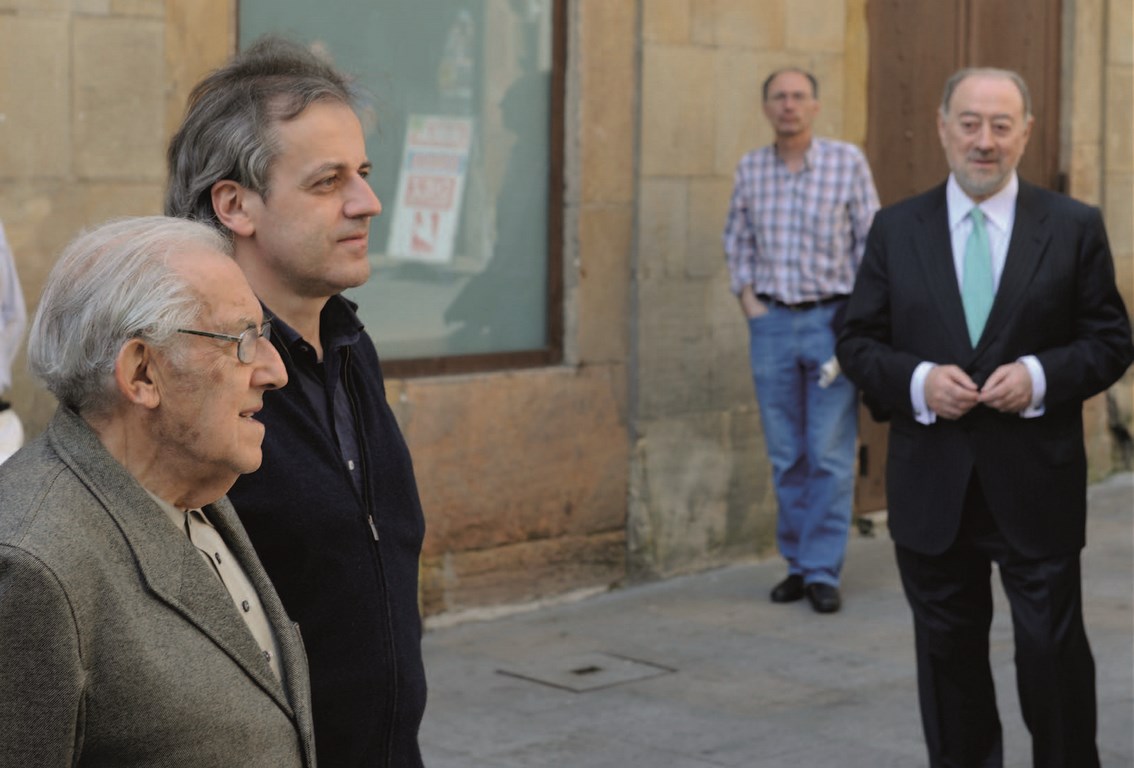 Los Bueno, padre e hijo, con el entonces alcalde de Oviedo, Gabino de Lorenzo. Foto / Eloy Alonso - Semeya Press.