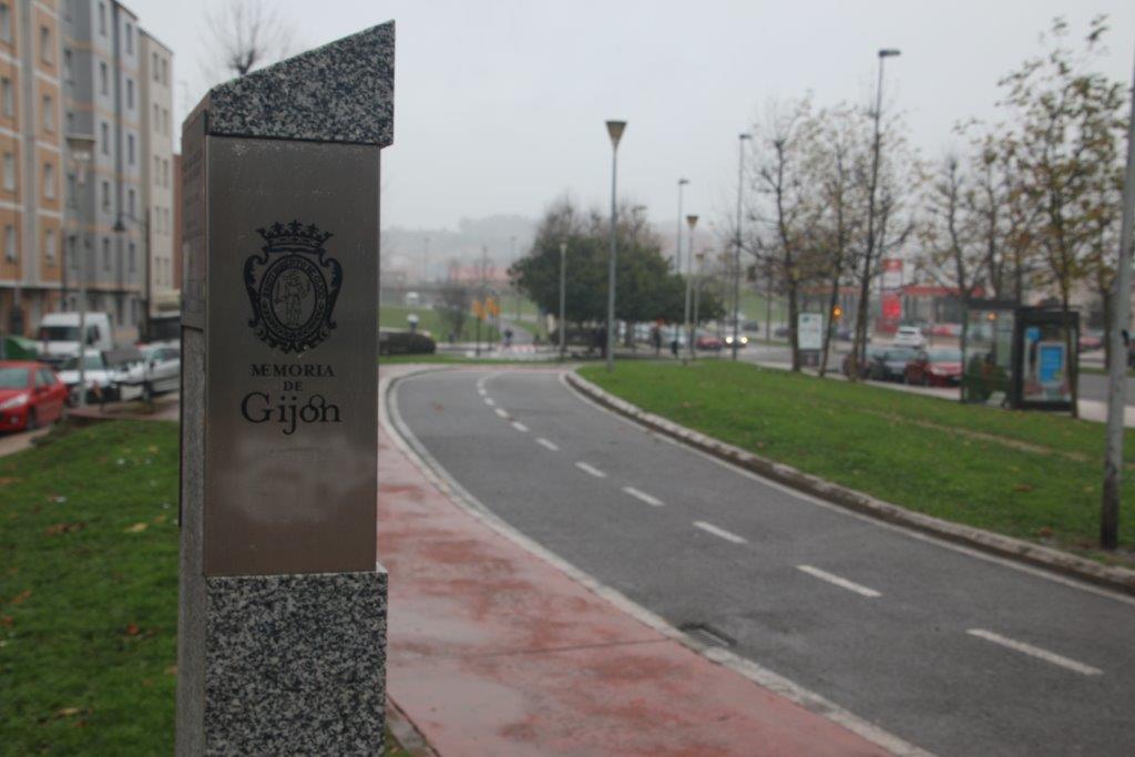 La placa en los Jardines de Lázaro Cárdenas recuerda al que fuera presidente de México, país que acogió a muchos exilados asturianos. Foto / Lluis Daza.