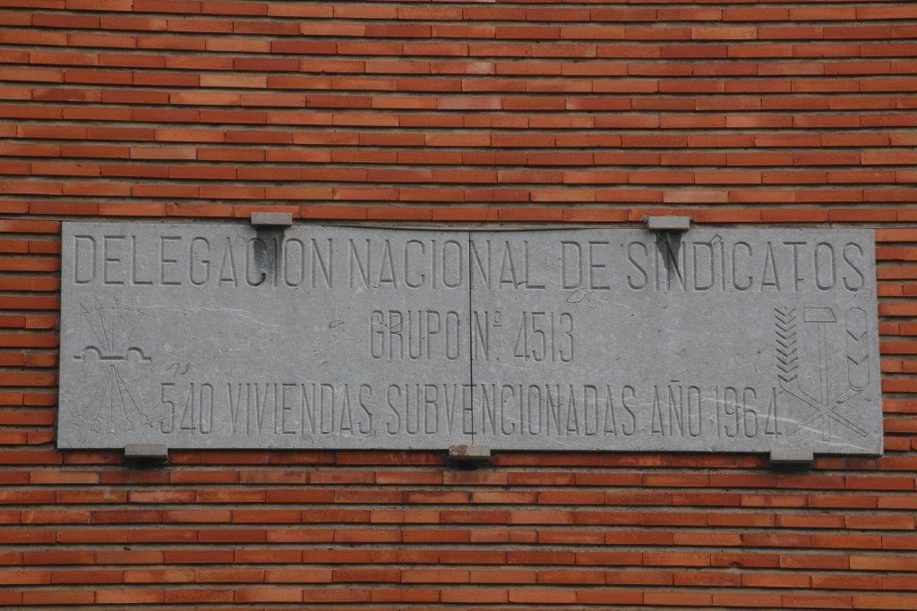Placa en piedra de la Delegación Nacional de Sindicatos, año 1964. Foto / Lluis Daza.