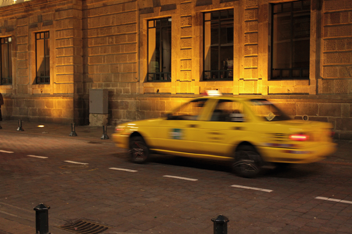 Un taxi circula por la noche en el centro de Quito. Foto / Patricio Zambrano.