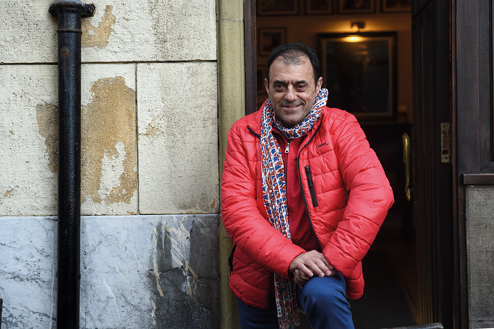 Ceferino Montañés es periodista en TVE-Asturias y poeta. Foto / Iván Martínez.