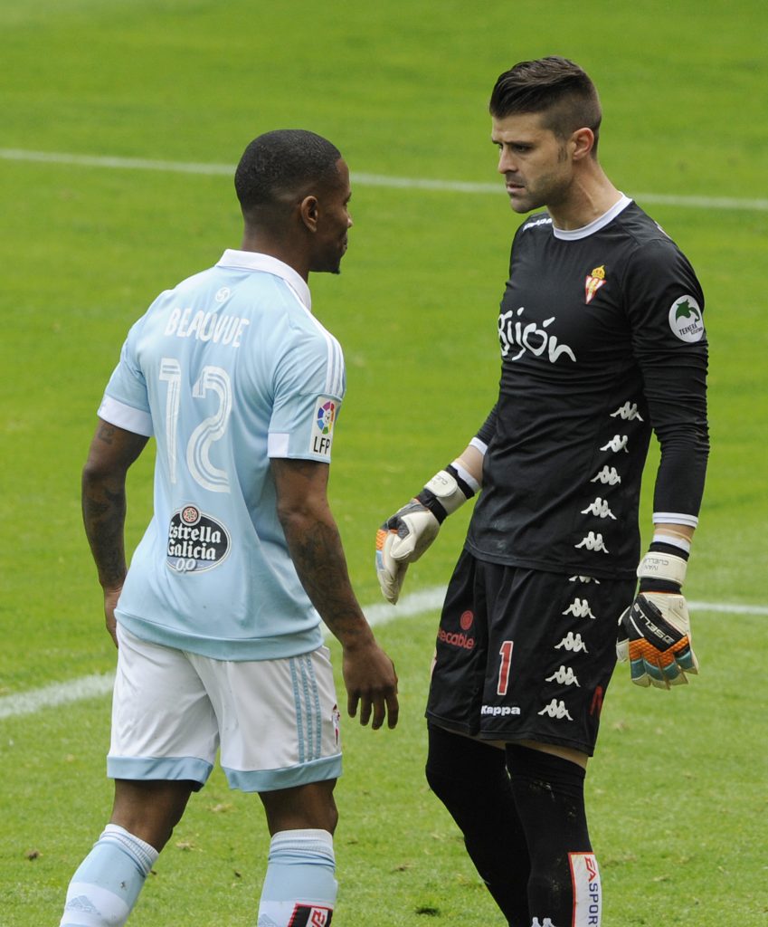El portero del Sporting, Cuéllar, encarado con Beauvue, del Celta. Foto / Paco Paredes.