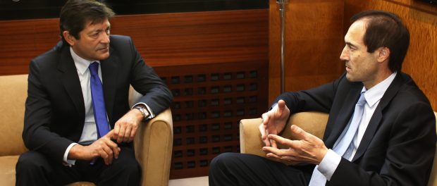 Javier Fernández y Manuel Menéndez en la presidencia del Principado. Foto de Mario Rojas.
