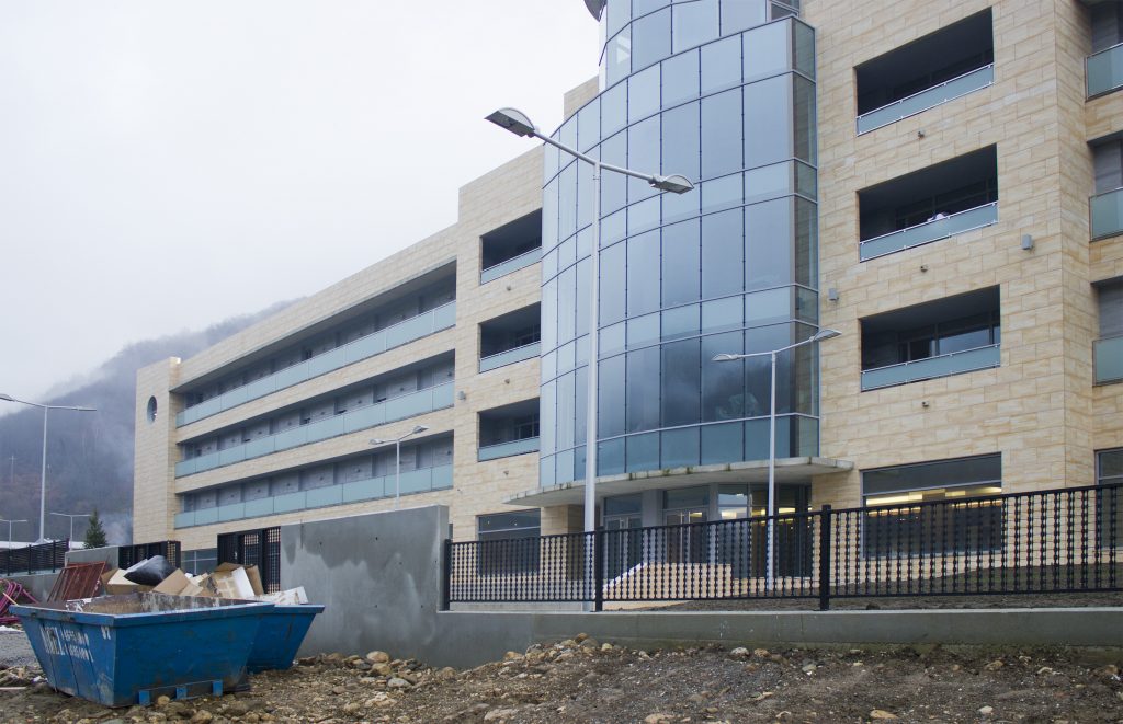 El geriátrico de Felechosa con las obras inacabadas y sin inaugurar en 2012. Costó 31 millones de euros. Foto / Fernando Tablado.