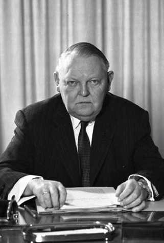 Ludwig Erhard anticipó la derrota de Alemania y la necesidad de un nuevo orden económico compatible con los Estados Unidos. Luego sería ministro de Economía de la República Federal Alemana y padre del llamado «milagro económico alemán».