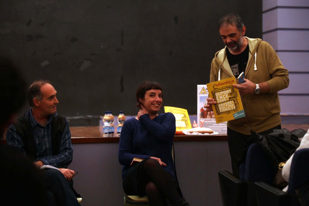 Manuel Miranda, presidente de la Asociación de Vecinos de La Luz, con el último número de la revista en su presentación este mes en ese barrio avilesino. A su lado están Jara Cosculluela y Xuan Cándano, de la redacción de la revista. Foto / Sergio López.