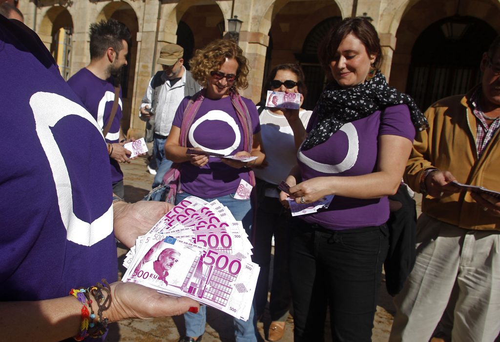 Manifestantes con billetes con la cara de José Ángel Fernández Villa en Oviedo. Foto / Pablo Lorenzana.