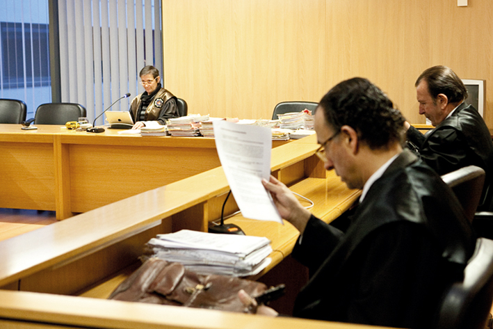 Un momento del juicio del Caso La Camocha, con la jueza y dos abogados defensores. Foto / POL.