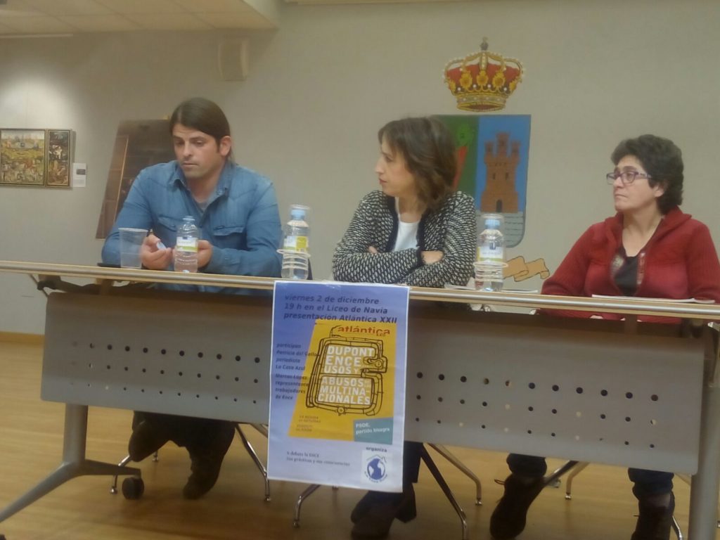 Patricia del Gallo atiende las explicaciones del trabajador Marcos López en el acto de ayer. Foto / Faustino Loy.